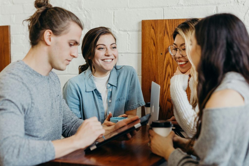 Un groupe d'amis dans un café
