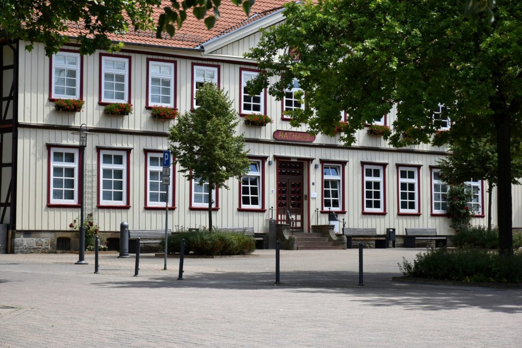 Bâtiment traditionnel à colombages avec fenêtres blanches.